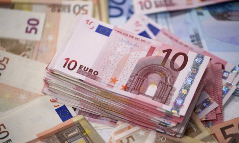Euro nuk ndal renien: Ne treg ka shume valute nga turistet